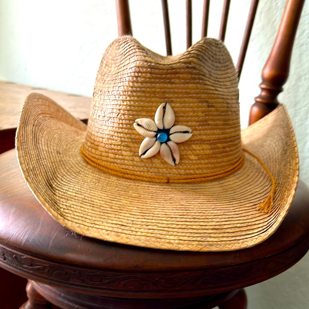 straw cowboy sun hat with shell flower! ☀️